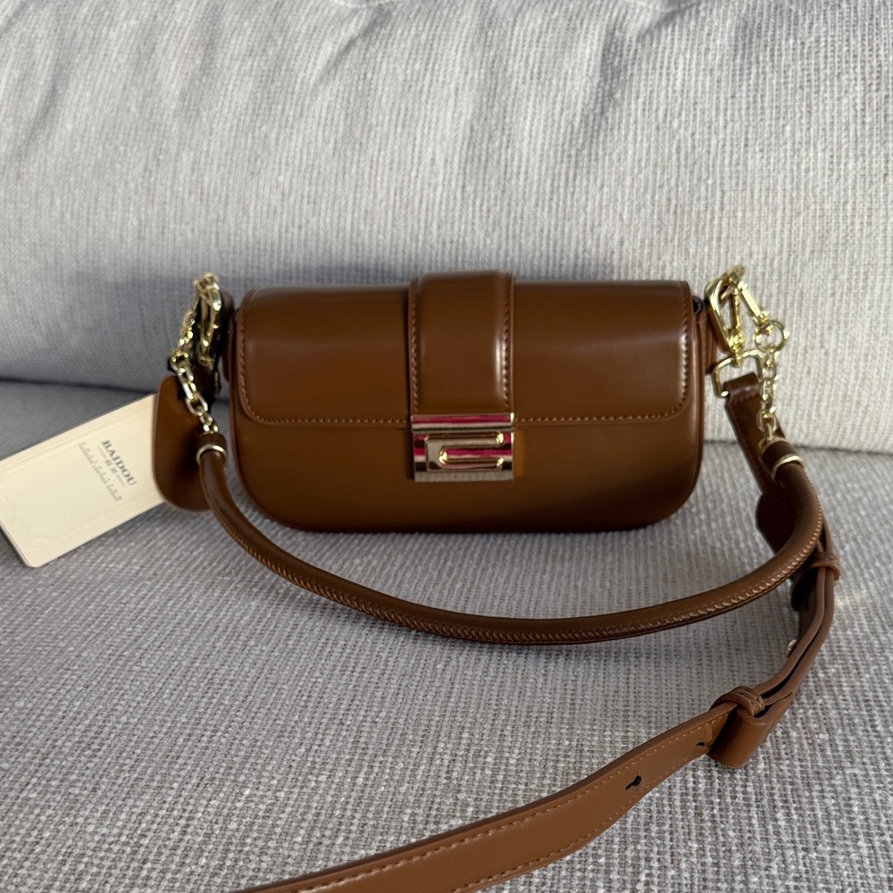Elegant Brown Leather Shoulder Bag with Gold Chain